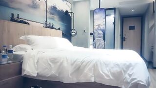 【赵总寻花】腰上有纹身的极品高颜值校花，性经验很少被操的使劲揪床单表情痛苦